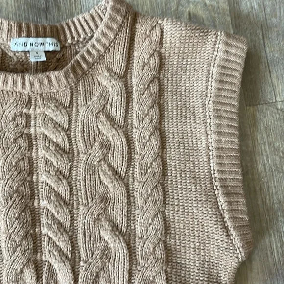 •| cropped sweater vest - Picture 4 of 8